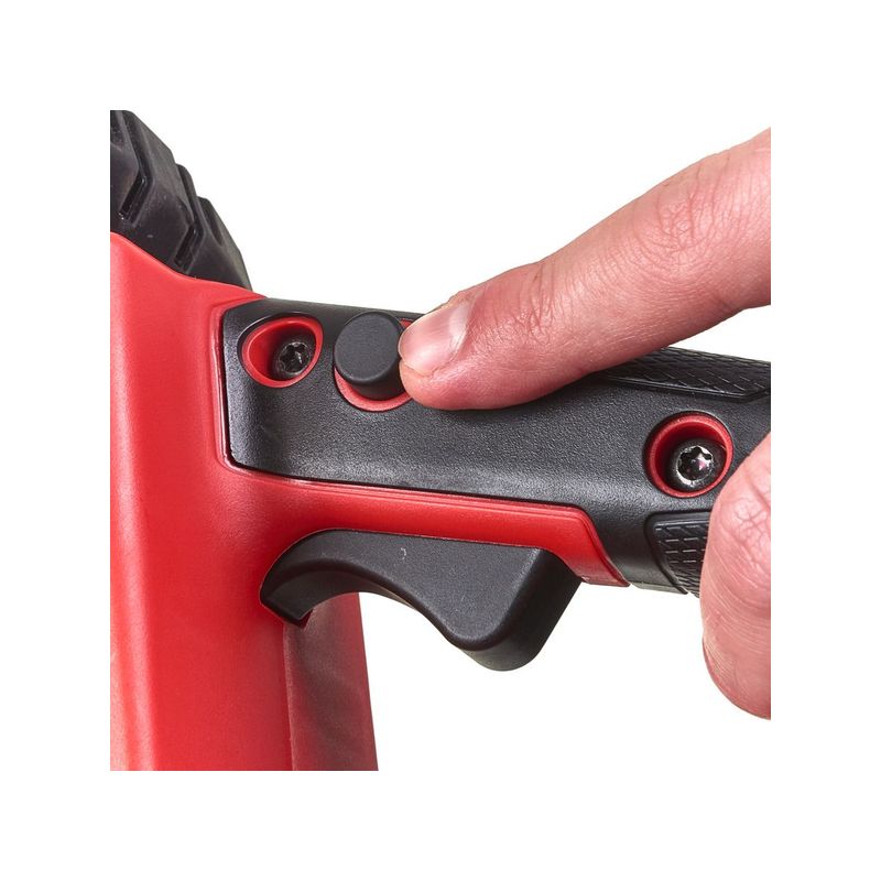 M18FCHSC-121 Motosierra M18 FUEL™, barra 30cm (12"), velocidad cadena 12,4m/s, cadena 3/8" bajo perfil. Incluye 80cc de aceite, llave de servicio y funda de espada. Se suministra con 1 batería HIGH OUTPUT™ M18HB12 y cargador rápido M12-18FC